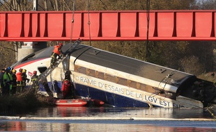 Strasbourg, le 15 novembre 2015. - Opération de levage de la motrice du TGV Est accidenté dans le canal de la Marne au Rhin. L'accident survenu le 14 novembre a fait onze victimes.