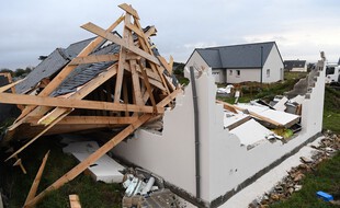 Arbres tombés, toitures arrachées... L'ouest de la France a subi de plein fouet le passage de la tempête.