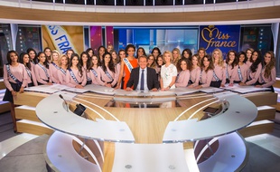 Les 33 prétendantes au titre de Miss France, sur le plateau du JT de 13h de TF1.