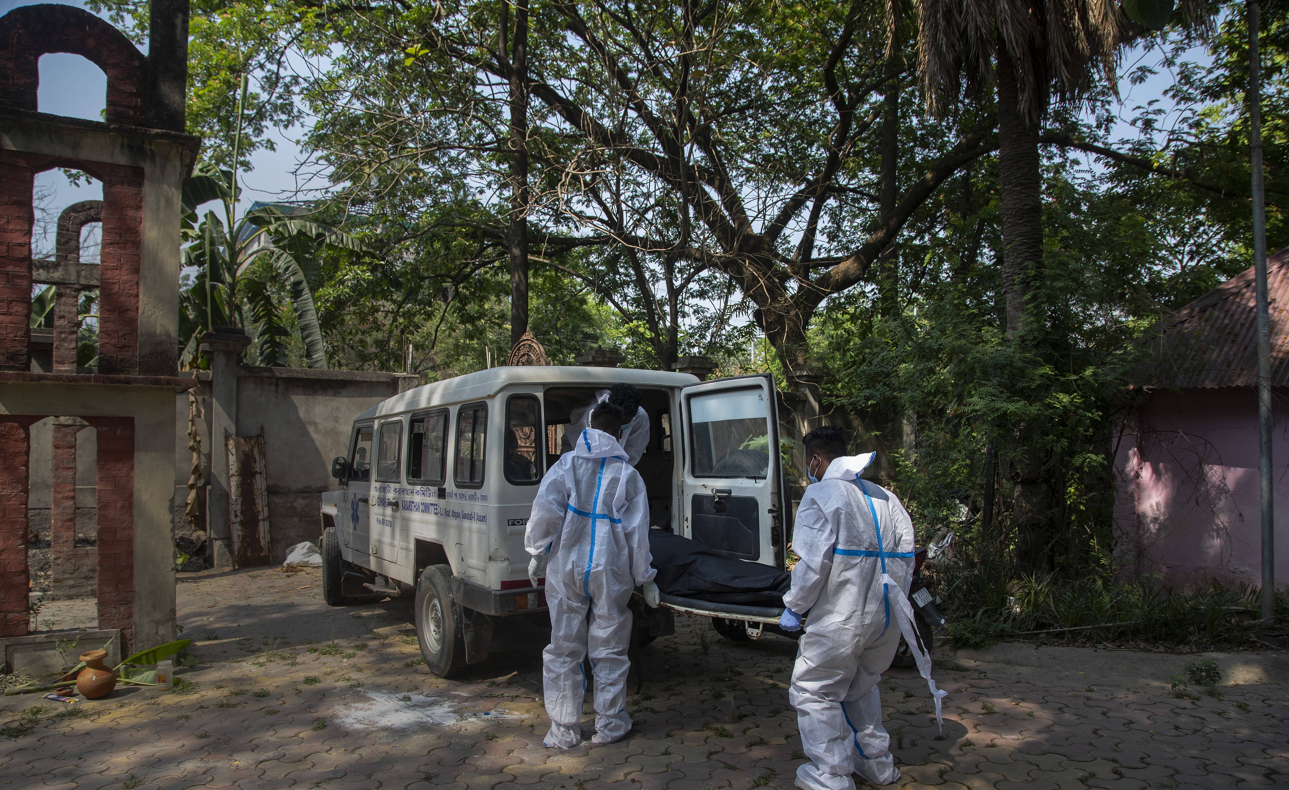Des employés des services mortuaires en Inde.