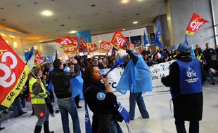Des agents de sûreté aéroportuaire en grève à l'aéroport de Roissy, le 21 décembre 2011.