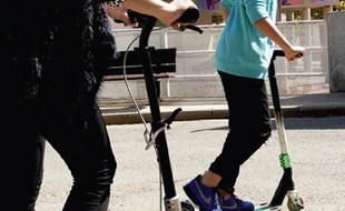 Des usagers de la trottinette. Illustration.