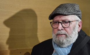 Condamné à 5 ans de prison ferme pour agressions sexuelles sur mineurs, l'ancien prêtre Bernard Preynat pourrait ne jamais être incarcéré. (Photo by PHILIPPE DESMAZES / AFP)