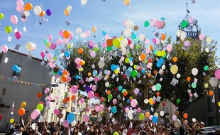 Environ 200 personnes ont procédé à un lâcher de ballons à l'appel du Collectif Antoine, mobilisé depuis 6 mois pour retrouver le jeune homme disparu à Clarensac, dans le Gard