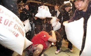 De jeunes Chinois participent à une bataille d'oreillers, à Wuhan (Chine), le 27 décembre 2009.