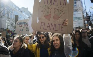 Des militantes lors d'une marche pour le climat à Paris, le 16 mars 2019.