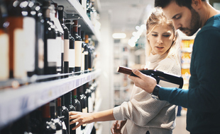 80% des bouteilles de vin achetées en France le sont en grande ou moyenne surface. Dans les rayons, l'appellation d'origine contrôlée est un gage de savoir-faire.