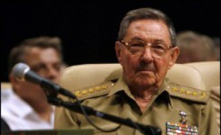 Le président Fidel Castro n'est pas apparu samedi à l'ouverture du défilé militaire donné en son honneur sur la place de la Révolution à La Havane, quatre mois après une lourde intervention chirurgicale qui l'a conduit à céder le pouvoir à son frère Raul.