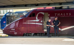 Des policiers se tiennent devant le Thalys, à Arras, dans le nord de la France, le 22 août 2015