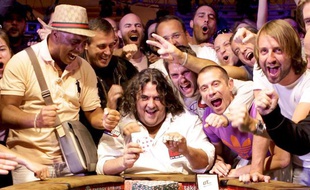 Le Français Antonin Teisseire et Kool Shen (à sa gauche), lors de la victoire du premier à Las Vegas, aux WSOP, le 3 juillet 2011.