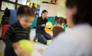 Illustration d'une classe accueillant des enfants de moins de trois ans...
