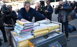 Des dossiers amenés au tribunal à l'ouverture du procès "Mafia Capitale", le 5 novembre 2015 à Rome