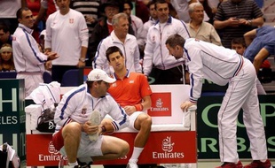 Novak Djokovic, touché à une cheville ce week-end en Coupe Davis, a passé des examens rassurants mardi, même s'il devra observer quelques jours de repos et si sa participation au tournoi de Monte-Carlo la semaine prochaine reste incertaine.