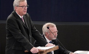 Le président de la Commission européenne, Jean-Claude Juncker (g), le 26 novembre 2014, à Strasbourg, en France