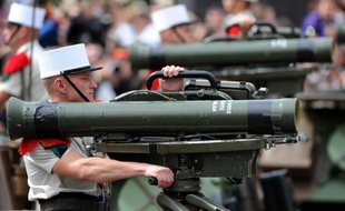 Un soldat de la Légion étrangère française tient un missile anti-tank Milan lors d'une parade sur les Champs-Elysées le 14 juillet 2012