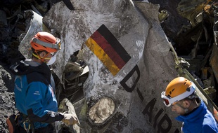 Des membres de l'équipe de recherche travaillent à côté des débris de l'avion de la Germanwings