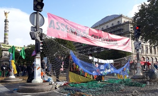 Le camp de base d'Extinction Rebellion place du Châtelet
