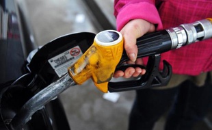 Automobiliste remplissant son réservoir de diesel à la pompe
