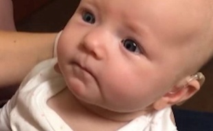 Ce bébé entend pour la première fois la voix de sa mère - Instagram.