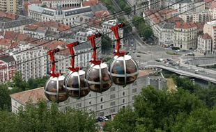 Grenoble possède déjà son téléphérique urbain. Celui de Toulouse verra défiler de grandes cabines.