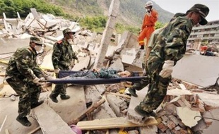 Malgré une formidable mobilisation nationale, l'espoir de retrouver de nombreux survivants du séisme en Chine a brutalement disparu jeudi avec une estimation officielle d'au moins 50.000 morts.