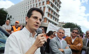 Alain Refalo, professeur «désobéisseur» et initiateur du «Mouvement des enseignants en résistance pédagogique», prononce un discours devant quelque 500 professeurs et parents d'élèves venus le soutenir, le 9 juillet 2009 devant le siège de l'inspection académique de Haute-Garonne à Toulouse.