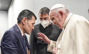 Le pape François lors de sa rencontre avec Abdullah Kurdi père d'Aylan Kurdi symbole de la crise des migrants, à Erbil le 7 mars 2021.