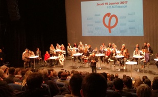 Jean-Luc Mélenchon a fait un meeting en s'exprimant dans trois endroits différents de la salle de la Passerelle à Florange.