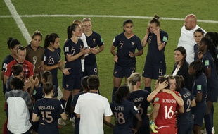 L'équipe de France s'est réunie dans le rond central après la défaite contre les Etats-Unis.