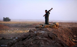 Un combattant peshmerga sur la ligne de front d'Erbil (Irak), le 5 octobre 2014
