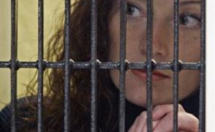Appelé à la rescousse par Florence Cassez, condamnée par la justice mexicaine à 60 ans de prison et qui se dit "anéantie", Nicolas Sarkozy évoquera son cas lundi à Mexico, alors qu'une lueur d'espoir a resurgi pour la jeune Française après une déclaration du président mexicain.