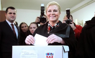 La candidate du HDZ (conservateurs) à la présidentielle croate Kolinda Grabar-Kitarovic vote le 11 janvier 2015 à Zagreb