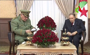 Le président algérien Abdelaziz Bouteflika, aux côtés du chef d'état-major d el'armée algérienne Ahmed Gaïd Salah.
