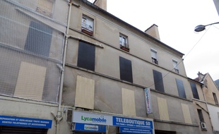Deux mois après l'assaut de Saint-Denis, les habitants du 48, rue de la République attendent toujours des solutions de relogement.