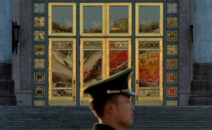Un membre de la police militaire devant l'entrée du Palais du Peuple, le 12 novembre 2013 à Pékin