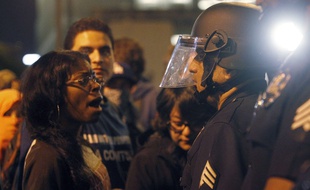 Des manifestants à Los Angeles, le 25 novembre 2014, après la décision d'un grand jury de ne pas poursuivre le policier qui a tué un jeune Noir à Ferguson Missouri, le 4 août 2014.