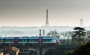Un train Transilien, à Puteaux (Hauts-de-Seine)
