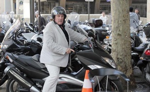 L'acteur Gérard Depardieu est sorti jeudi soir d'un commissariat parisien où il avait été conduit après être tombé de son scooter alors qu'il était en état d'ébriété, a-t-on appris de sources concordantes.