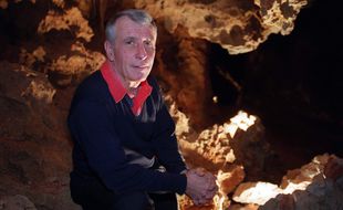 Michel Siffre, dans la grotte de Clamouse, en novembre 1999.