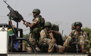 Des soldats sud-africains patrouillent dans les rues de Bangui, en Centrafrique, le 8 janvier 2013.