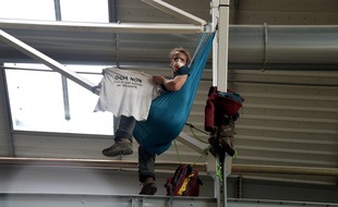 Un faucheur volontaire dans l'usine Monsanto de Trèbes, le 17 mai 2019.