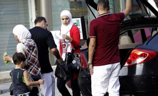 Hani Abdel Malek, le gérant d'un luxueux hôtel de Bhamdoun s'attendait à une mauvaise saison, les riches touristes du Golfe boudant le Liban cet été. Jusqu'à la semaine dernière quand des centaines de Syriens ont afflué à son hôtel pour fuir les combats à Damas.