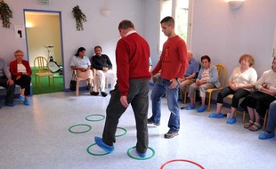 Une séance de gymnastique pour les malades atteints de Parkinson à Ussat les Bains.