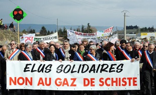 Manifestation contre l'exploitation des gaz de schiste à Villeneuve-de-Berg, en Ardèche, le 26 février 2011.