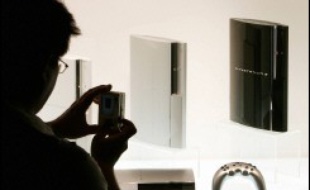 Le groupe a également indiqué s'attendre à une perte d'exploitation sur l'activité de jeux vidéo en raison de la baisse du prix de la nouvelle console de salon PlayStation 3 (PS3).