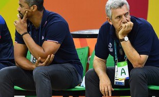Didier Dinart et Claude Onesta sur le banc de l'équipe de France de handball lors des JO, le 9 août 2016.