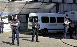 L'auteur présumé des coups de feu sur une discothèque de Lille le 1er juillet, et l'homme avec lequel il avait pris la fuite, extradés d'Espagne, sont arrivés mardi après-midi au palais de justice de Lille en vue de leur mise en examen, a-t-on appris auprès du parquet.