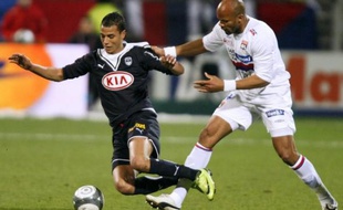 Jean-Alain Boumsong tacle Marouane Chamakh, à Lyon, le 13 décembre 2009.