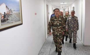 Photo diffusée par l'armée turque montrant le chef des forces armées juste avant un briefing sur les opérations menées contre une milice kurde en Syrie.