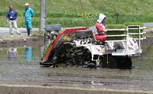 Le 18 mai 2013, reprise des plantations de riz à Tamura, à 15 kilomètres à l'ouest de la centrale nucléaire de Fukushima gravement endommagée par un tremblement de terre et un tsunami le 11 mars 2011